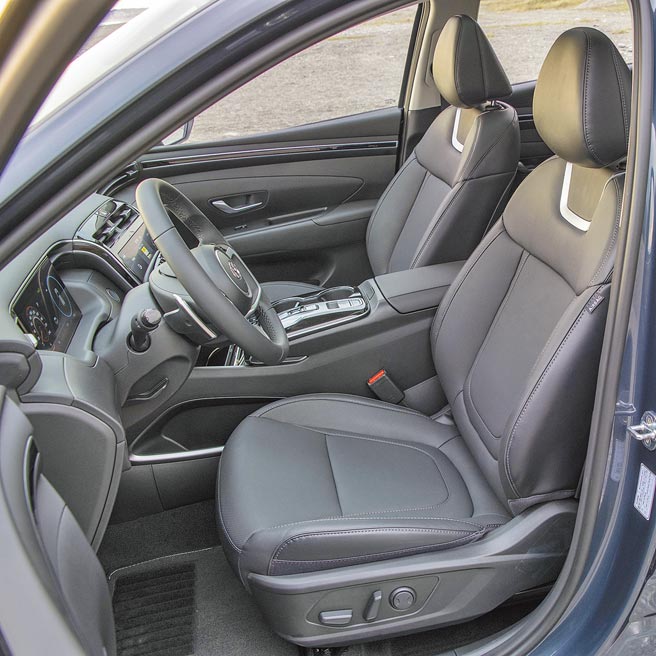 駕駛座電動座椅附腰靠功能。（陳大任攝）