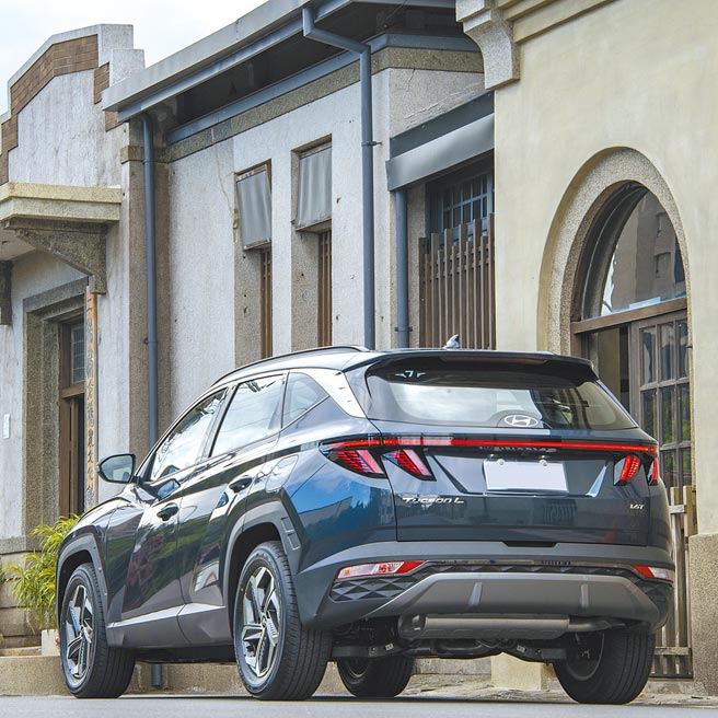 車尾貫穿式光條及羽翼尾燈。（陳大任攝）