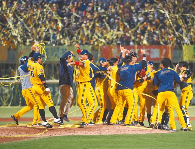 中华职棒总冠军赛1日在台南进行第4战，中信兄弟终场以5比0完封统一狮，4连胜抱回总冠军。赛后中信兄弟选手衝进场内庆祝封王。（中央社）