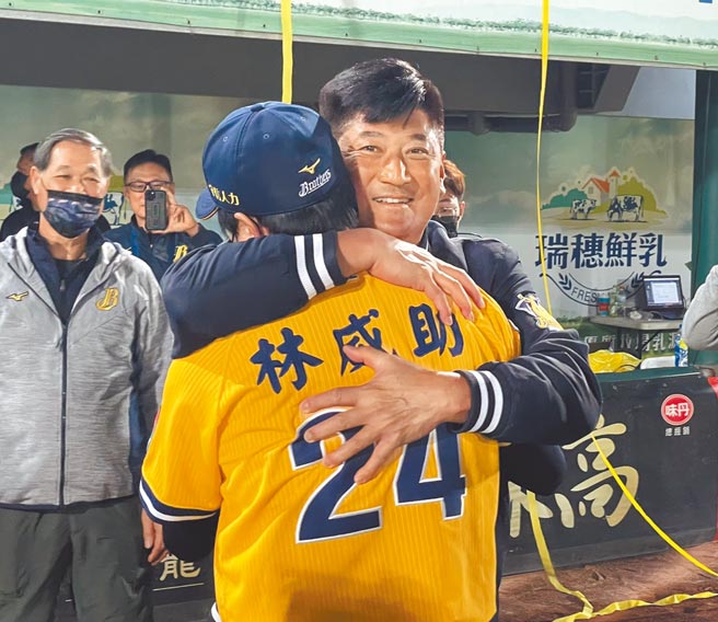 中信接手兄弟象8年终于一圆中职冠军梦，中信慈善基金会董事长辜仲谅在夺冠后拥抱总教练林威助。（毛琬婷摄）