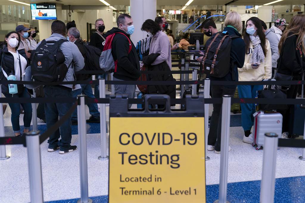 美國官員說，從美東時間下周一起，將全面對入境旅客採更嚴格檢測要求，圖為洛杉磯國際機場的資料照。（美聯社）