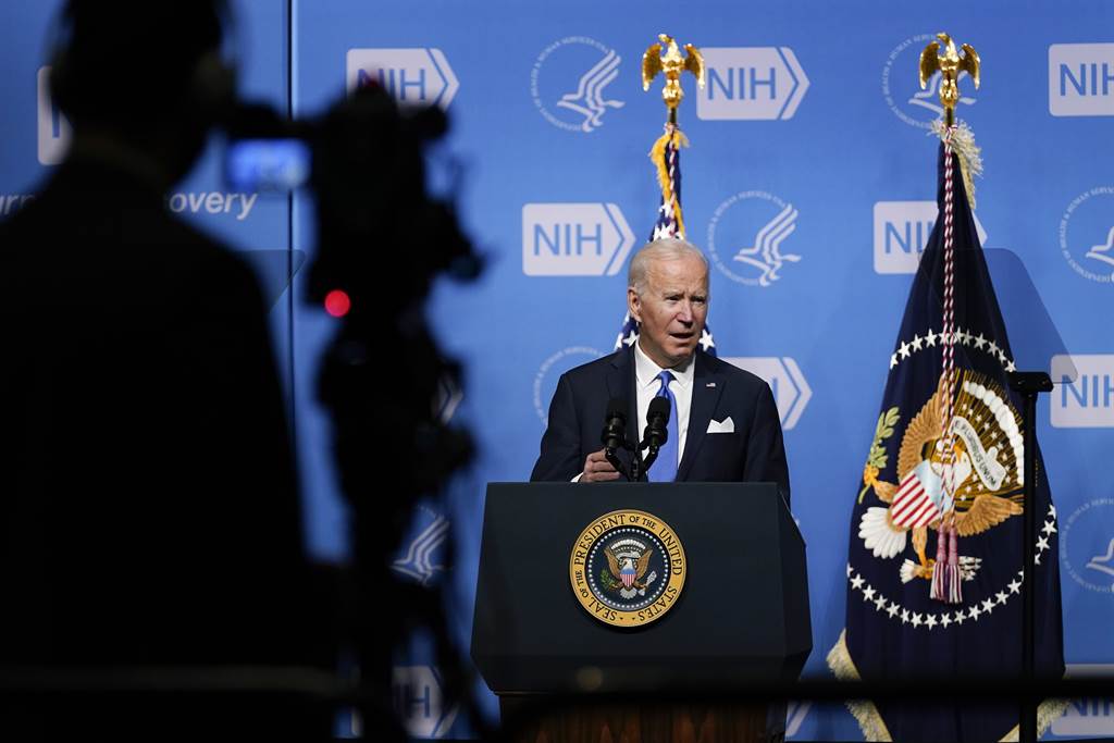 拜登在宣布最新的新冠肺炎防疫措施时，开玩笑地说佛奇才是真正的美国总统。（图／美联社）(photo:ChinaTimes)