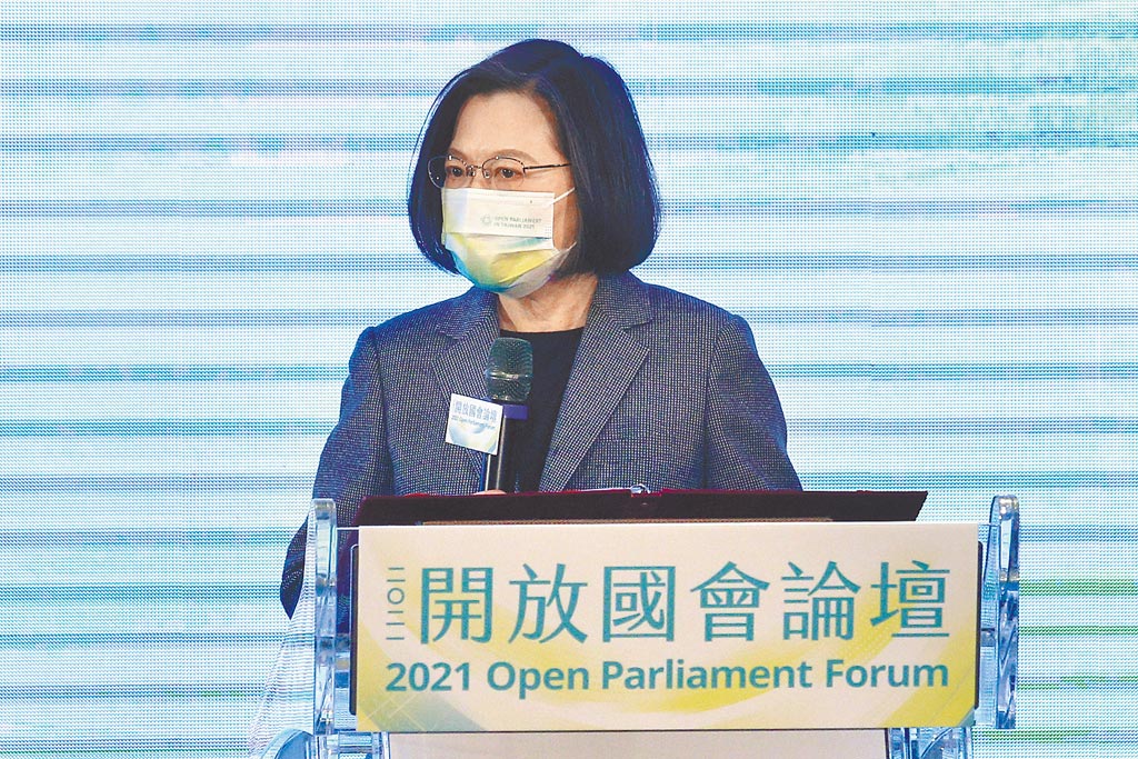 蔡英文總統2日出席「開放國會論壇」開幕致詞時表示，台灣位處民主防線最前線，台灣願意和世界各國分享經驗，與民主夥伴一起共享民主價值。（黃世麒攝）