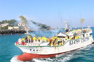 屏東迎王最終場在小琉球 43艘漁船「逡港腳」超壯觀