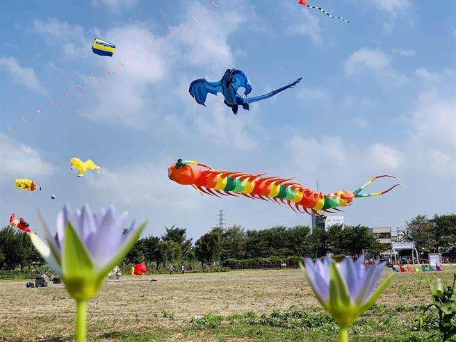  二林風箏節由二林公所與「亞洲國際風箏聯合會」合作舉辦，來自全國各地的風箏達人團隊，放飛各式大型氣囊風箏、串聯風箏，令人目不暇給。（公所提供／謝瓊雲彰化傳真）