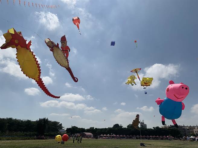  二林風箏節由二林公所與「亞洲國際風箏聯合會」合作舉辦，來自全國各地的風箏達人團隊，放飛各式大型氣囊風箏、串聯風箏，令人目不暇給。（公所提供／謝瓊雲彰化傳真）
