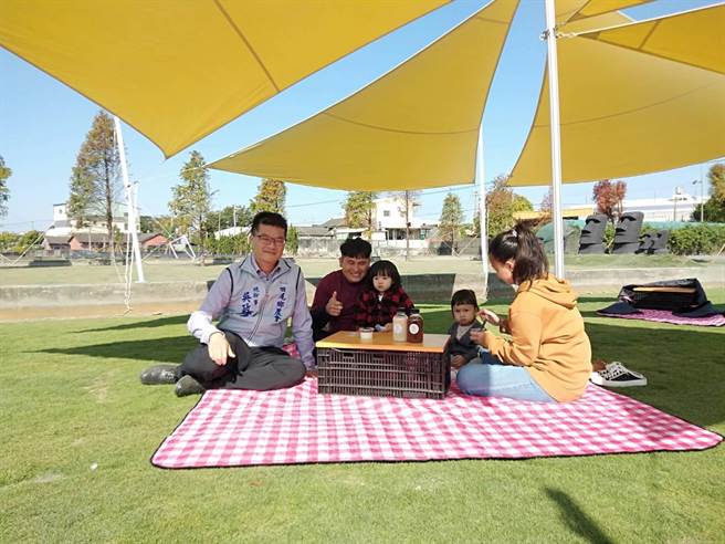 田尾鄉農會首度舉辦「花現美好田尾＆植物產地市集」，還有農遊趣小旅行體驗，總幹事吳政憲(左起)與「董家花田」青農董韋志，歡迎各地愛好賞花、玩植栽的民眾來遊園、賞花，在草地上野餐歡度美好假日時光。（農會提供／謝瓊雲彰化傳真）
