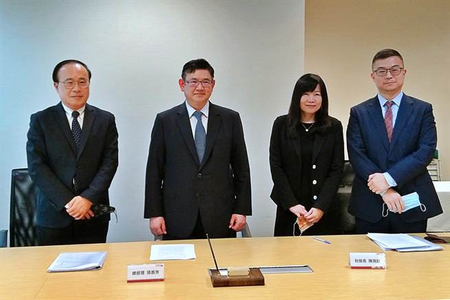 安泰银营运长暨发言人张人伟(右起)、财务长陈琬钰、总经理张振芳、法遵长张宽钦。（记者林资杰摄）