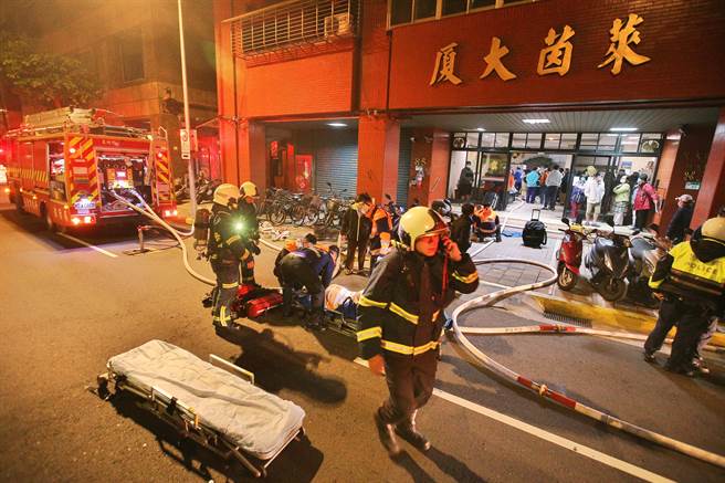 现场有两名失去生命迹象的受困民眾分别送往台大、和平医院急救。（杜宜谙摄）