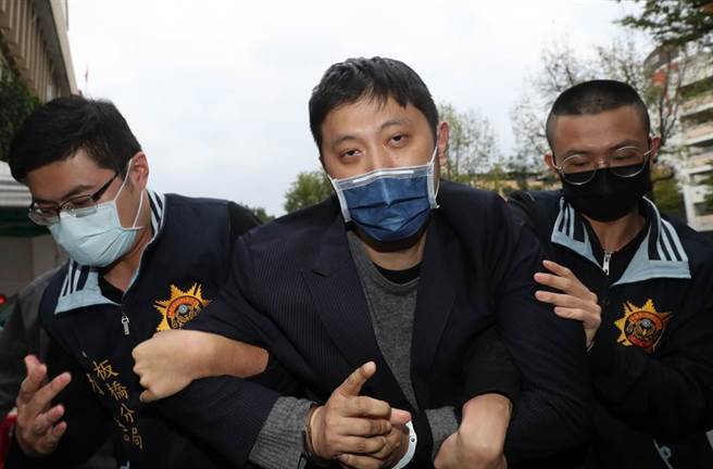 涉嫌对民进党立委高嘉瑜施暴，林秉枢（中）1日傍晚被警方移送新北地检署。（中时资料照／刘宗龙摄）