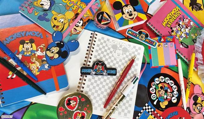 台中园道店即日起邀请了在日本造成轰动的怀旧迪士尼系列「NOSTALGICA」主题快闪店，精选米老鼠、彼得潘、小飞象、三只小猪、仙杜瑞拉、白雪公主等回忆里的经典迪士尼卡通角色推出数百种周边商品。（诚品提供）