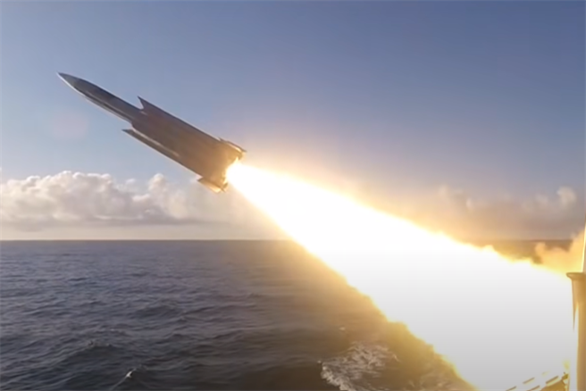 海军在莒光日教学节目中，也同时公布有航母杀手之称的雄三反舰飞弹射击画面。(海军司令部提供)