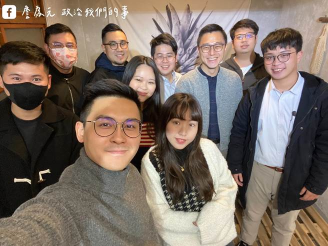 國民黨青年部副主任詹為元（中排右二穿灰外套者）1日晚間參加公投青年座談會。（圖／取自臉書「詹為元 政治我們的事」）