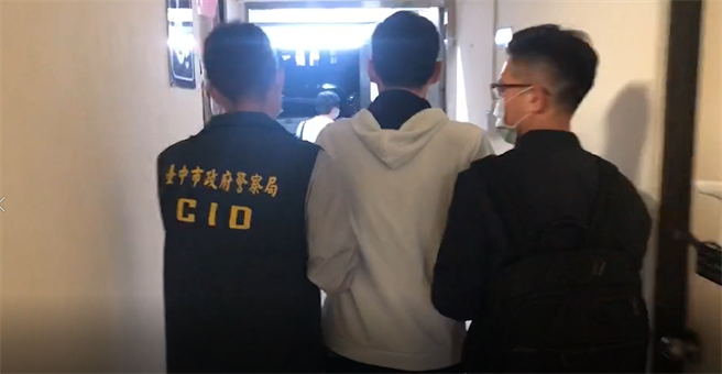 警将张等2人依《毒品危害防制》及《枪炮弹药管制》等条例移送。（台中市警察局提供／张妍溱台中传真）