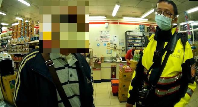 女网友「静静」求5万救命钱，7旬老翁到超商买游戏点数5万元要救援，员警接获通道到场阻诈。（警方提供／陈淑芬台中传真）