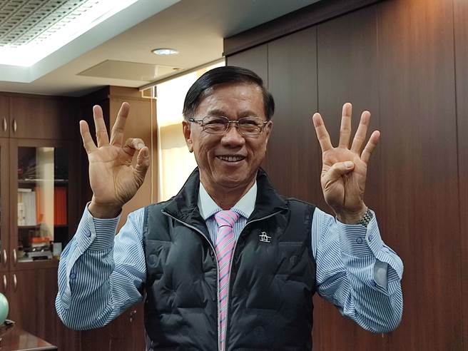 林明溱比出４個OK手勢，並大聲喊「公投全同意、台灣真美麗」。(吳建輝攝)