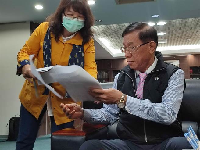 林明溱表示，中部地區有600多萬人口，民進黨政府都以中火火力加強來掐著中部人脖子，不管核四重啟與否，都不要用這種奧步要脅中部人，呼籲民眾站出來，4個都同意，台灣才會更美麗。(吳建輝攝)