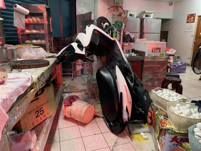 翁男準備離開時疑因操作不慎，機車暴衝直接衝入店內，造成店內2名員工輕傷送醫。（葉書宏翻攝）