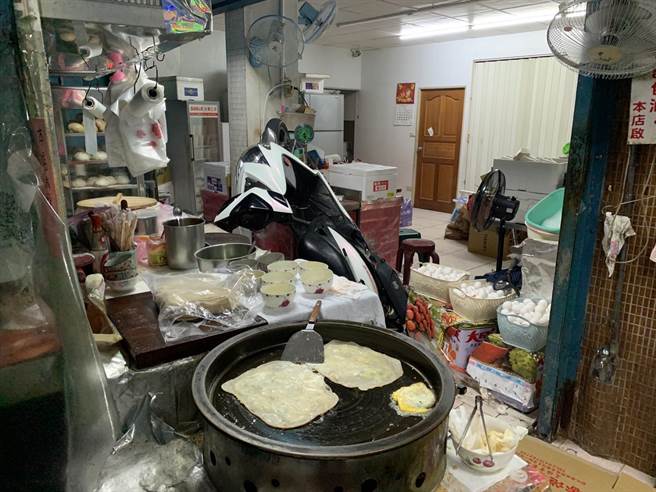 翁男準備離開時疑因操作不慎，機車暴衝直接衝入店內，造成店內2名員工輕傷送醫。（葉書宏翻攝）