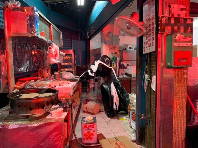 翁男準備離開時疑因操作不慎，機車暴衝直接衝入店內，造成店內2名員工輕傷送醫。（葉書宏翻攝）