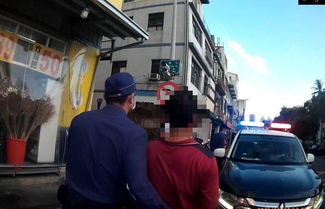 警方将涉及2件毒品通缉案的林男逮捕后，解送归案。（翻摄照片／石秀华高雄传真）