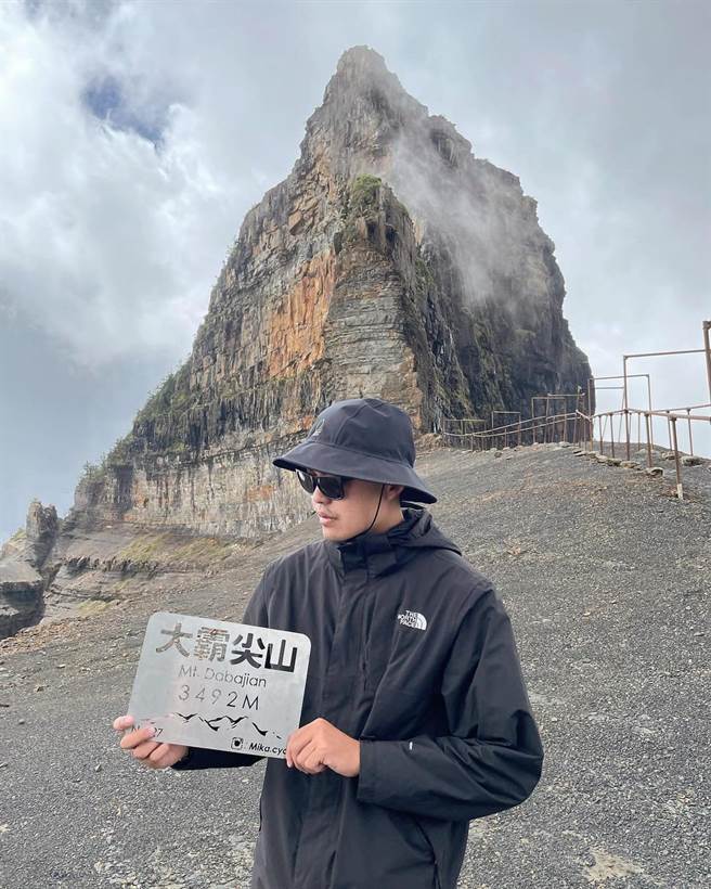 热爱登山的警员王韦凡登上大霸尖山后留下英姿。（王韦凡提供／石秀华高雄传真）