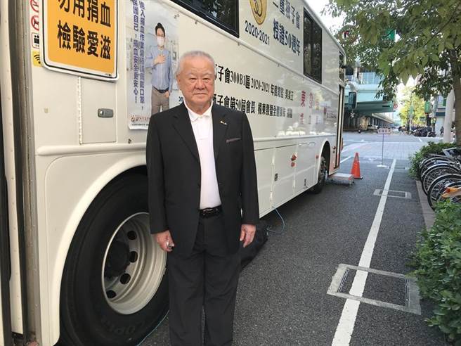 （工商协进会理事长林伯丰到场关心捐血活动。图／谭淑珍）