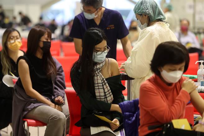 前台大医分享英国研究指出，第三剂的BNT剂量减半，抗体其实不会差太多，但却可以减少不良反应，也许可当作第三剂的选择。图为民眾打疫苗的画面。（刘宗龙摄）
