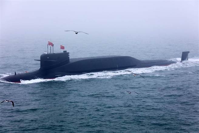 解放軍新型戰略核潛艦2019年4月23日在青島附近海域，參加海軍成立70周年海上閱兵的畫面。（中新社）
