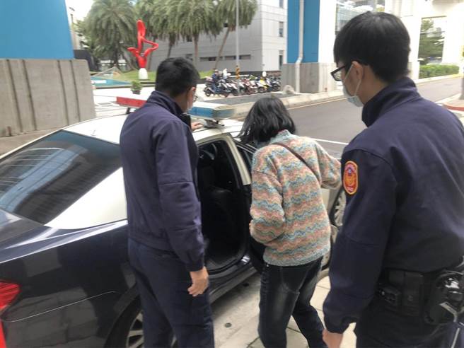74歲林姓婦人迷途，新北市中和警分局警員助返家。（中和警分局提供）