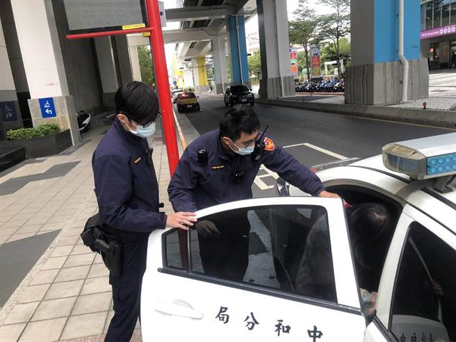 74歲林姓婦人迷途，新北市中和警分局警員助返家。（中和警分局提供）