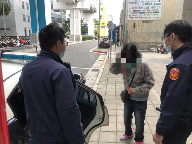 74歲林姓婦人迷途，新北市中和警分局警員助返家。（中和警分局提供）