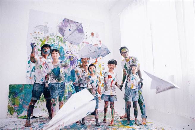 四分衛的新專輯傳遞「轉大人」概念。（闊思音樂提供）