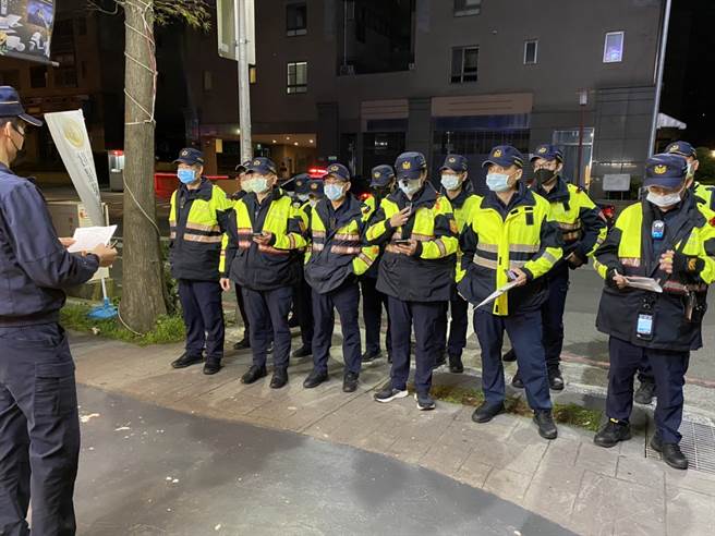 为确保交通安全及安定民心，林口警方紧急出动警力前往各大路口指挥、疏导车辆，并查看辖内灾情，维持稳定秩序。(林口分局提供)