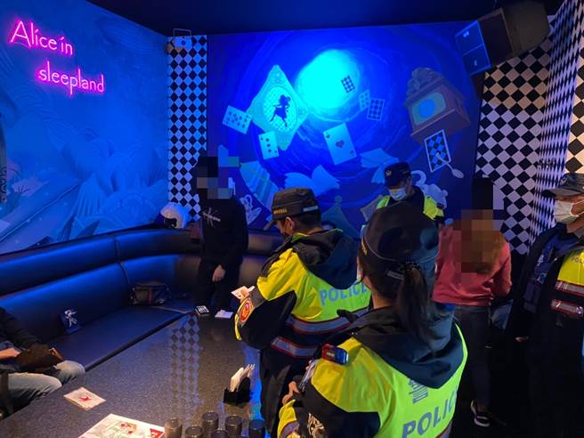 为确保交通安全及安定民心，林口警方紧急出动警力前往各大路口指挥、疏导车辆，并查看辖内灾情，维持稳定秩序。(林口分局提供)