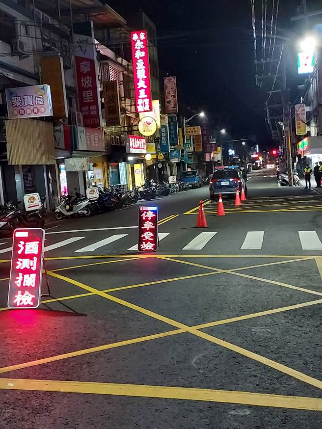 为确保交通安全及安定民心，林口警方紧急出动警力前往各大路口指挥、疏导车辆，并查看辖内灾情，维持稳定秩序。(林口分局提供)