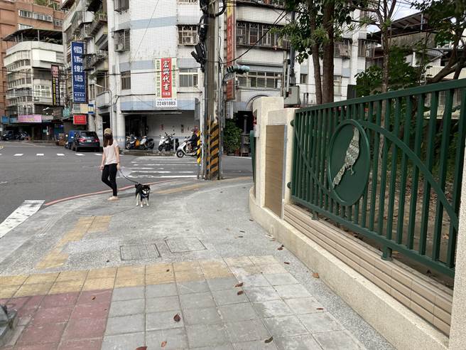 新北市议员金瑞龙向市府争取改善漳和国中校门口左侧人行道。（金瑞龙服务处提供）
