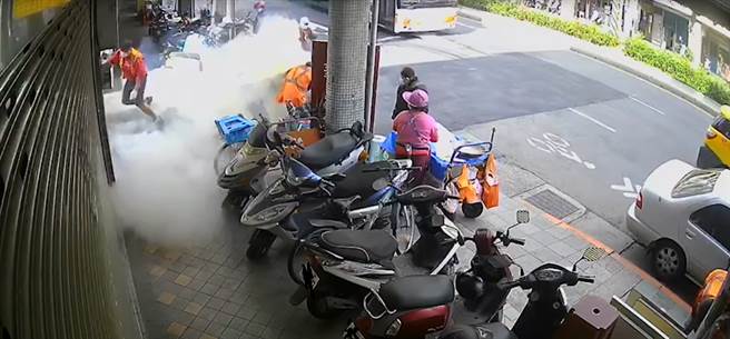 北市和平西路3段某巷弄，2日上午有工人进行道路油漆标线时，1个人孔盖突然喷飞，吓坏工人和往来民眾，所幸无人伤亡，因现在冒出瓦斯味，瓦斯公司随后也到场检测，事发原因仍在厘清中。（影片截图）