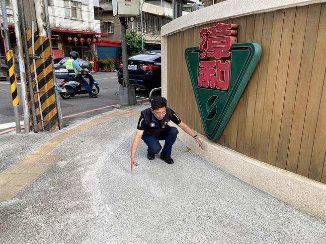 新北市议员金瑞龙向市府争取改善漳和国中校门口左侧人行道。（金瑞龙服务处提供）