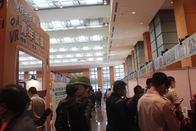 新北市劳工局今在新北市府6楼大礼堂举办「新北市届退军人、青年暨荣民联合徵才活动」。（陈慰慈摄）