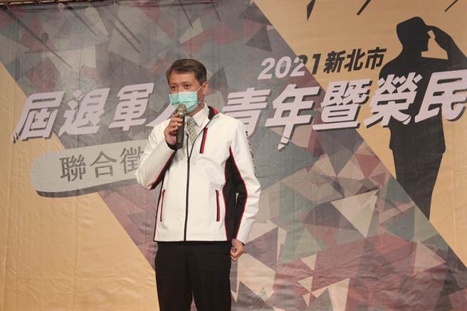 劳工局长陈瑞嘉当场向新北市荣民服务处建议，盼官兵未来经地方就服处推介且稳定就业，也能申请就业稳定津贴。（陈慰慈摄）