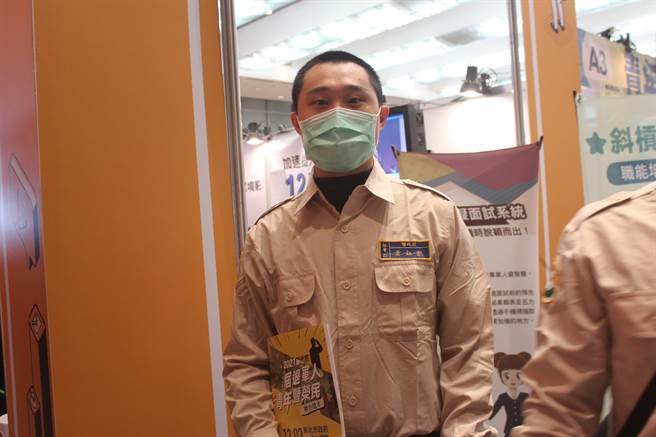 新北市政府替代役男黄钰凯也来参与徵才活动，为明年2月退伍提前做规划准备。（陈慰慈摄）