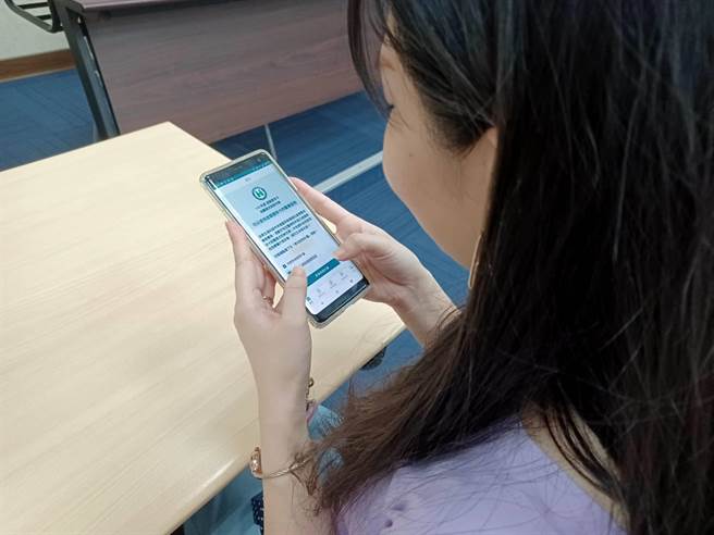 图为民眾使用「虚拟健保卡」。（林周义摄）