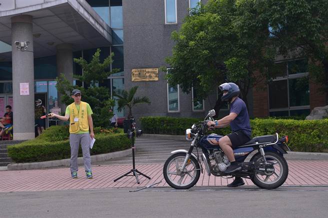 森林护管员术科测验，考生须通过骑乘循环檔机车。（东势林管处提供／王文吉台中传真）