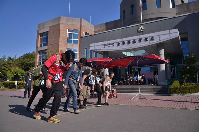 森林护管员术科测验，考生须通过负重跑走。（东势林管处提供／王文吉台中传真）