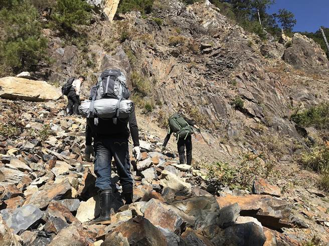 森林护管员深入林班，进行深山特遣任务、山难救助、防救森林火灾等任务。（东势林管处提供／王文吉台中传真）