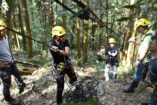 森林护管员投入山林巡护，留给世代善美风景及维持山林生生不息。（东势林管处提供／王文吉台中传真）