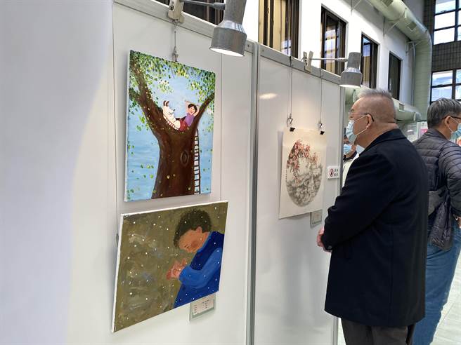 今年共選出160幅作品，台灣有39幅，而作品中小朋友也將疫情時代的發現呈現出來，非常不容易。（游念育攝）