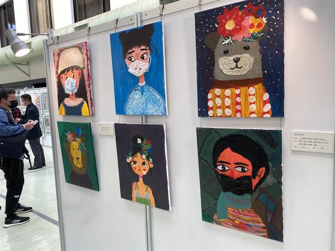 今年兩岸兒少美術大展小朋友將疫情的生活反映在畫作上。（游念育攝）