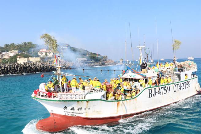辛丑正科琉球迎王平安祭典3日正式登場，有別東港、南州迎王，在請水之前會先展開特殊的「逡港腳」儀式。（謝佳潾攝）